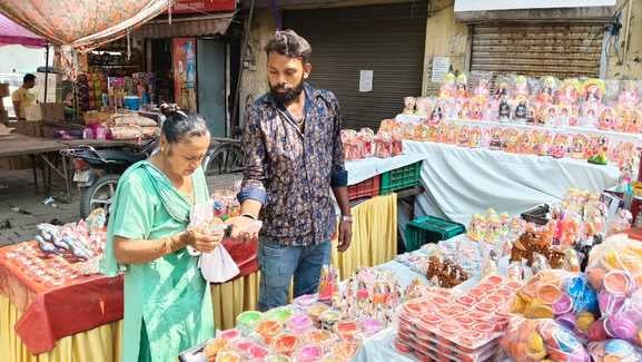 दीवाली के लिए मूर्तियां पसंद करते लोग। संवाद दीवाली के लिए मूर्तियां पसंद करते लोग। संवाद