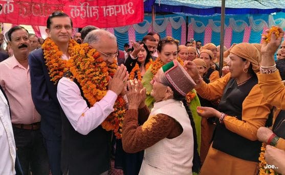 ड़कांग में माता लाटी जाहरी के मंदिर की आधारशिला रखते हुए एसजेवीएन के निदेशक कार्मिक अजय कुमार श