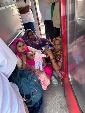 10...रोहतक रेलवे स्टेशन पर इंटरसिटी एक्सप्रेस के जनरल डिब्बे में सीट न मिलने से शौचालय के पास ब 10...रोहतक रेलवे स्टेशन पर इंटरसिटी एक्सप्रेस के जनरल डिब्बे में सीट न मिलने से शौचालय के पास ब