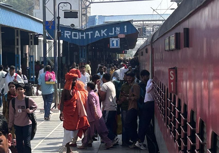 10...रोहतक रेलवे स्टेशन पर इंटरसिटी एक्सप्रेस के जनरल डिब्बे में सीट न मिलने से शौचालय के पास ब 10...रोहतक रेलवे स्टेशन पर इंटरसिटी एक्सप्रेस के जनरल डिब्बे में सीट न मिलने से शौचालय के पास ब