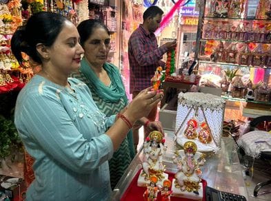 46...रोहतक में दिल्ली रोड स्थित एक शोरूम में धनतेरस की पूर्व संध्या पर स्कूटी को पसंद करता ग्र 46...रोहतक में दिल्ली रोड स्थित एक शोरूम में धनतेरस की पूर्व संध्या पर स्कूटी को पसंद करता ग्र