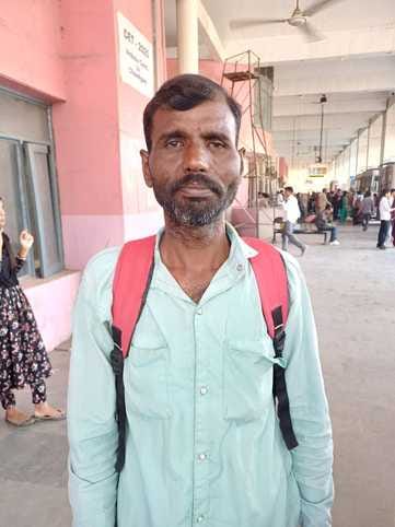 अंबाला छावनी बस स्टैंड पर लखनऊ के यात्रियों की टिकट काटते परिचालक। संवाद