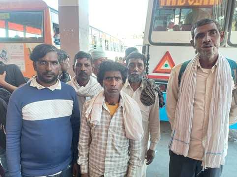 अंबाला छावनी बस स्टैंड पर लखनऊ के यात्रियों की टिकट काटते परिचालक। संवाद
