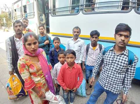 अंबाला छावनी बस स्टैंड पर लखनऊ के यात्रियों की टिकट काटते परिचालक। संवाद