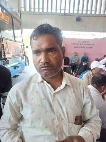 अंबाला छावनी बस स्टैंड पर लखनऊ के यात्रियों की टिकट काटते परिचालक। संवाद