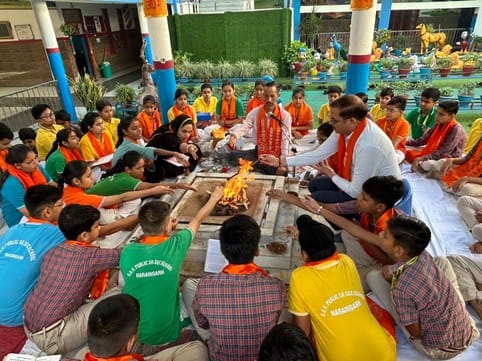 अंबाला छावनी के एसडी स्कूल मे प्राचार्य संग मौजूद विजेता छात्र। प्रवक्ता अंबाला छावनी के एसडी स्कूल मे प्राचार्य संग मौजूद विजेता छात्र। प्रवक्ता
