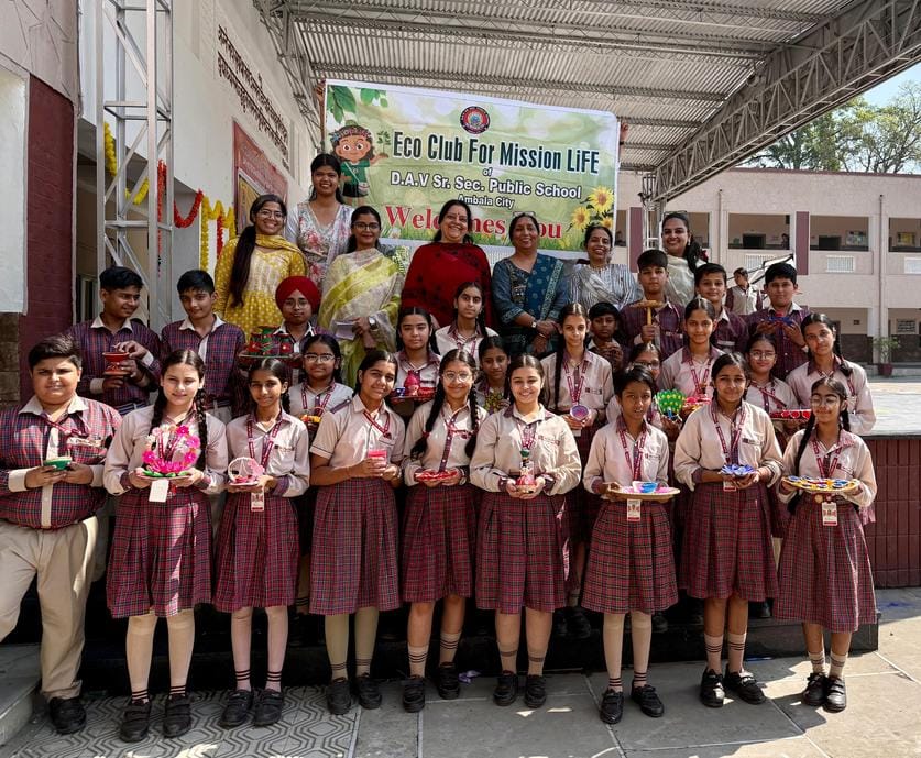 अंबाला छावनी के एसडी स्कूल मे प्राचार्य संग मौजूद विजेता छात्र। प्रवक्ता अंबाला छावनी के एसडी स्कूल मे प्राचार्य संग मौजूद विजेता छात्र। प्रवक्ता