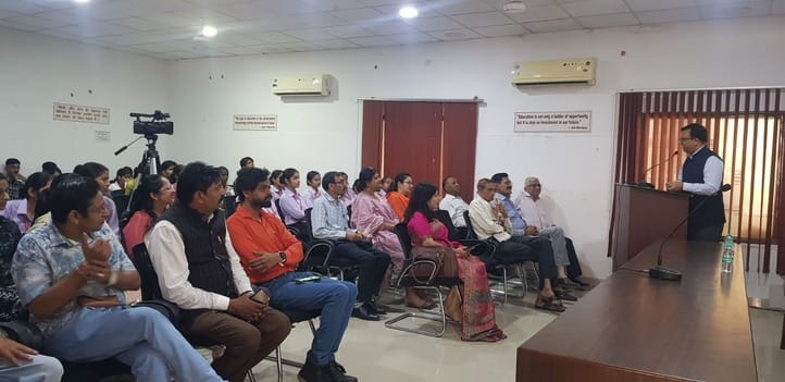 अंबाला छावनी के एसडी स्कूल मे प्राचार्य संग मौजूद विजेता छात्र। प्रवक्ता अंबाला छावनी के एसडी स्कूल मे प्राचार्य संग मौजूद विजेता छात्र। प्रवक्ता