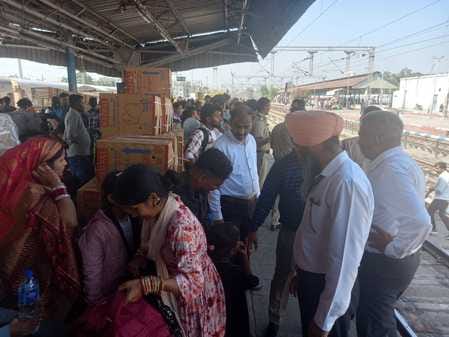 अंबाला छावनी रेलवे स्टेशन पर आपबीती सुनाते यात्री। संवाद अंबाला छावनी रेलवे स्टेशन पर आपबीती सुनाते यात्री। संवाद