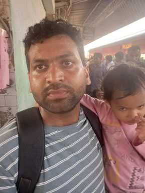 अंबाला छावनी रेलवे स्टेशन पर आपबीती सुनाते यात्री। संवाद अंबाला छावनी रेलवे स्टेशन पर आपबीती सुनाते यात्री। संवाद
