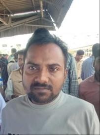 अंबाला छावनी रेलवे स्टेशन पर आपबीती सुनाते यात्री। संवाद अंबाला छावनी रेलवे स्टेशन पर आपबीती सुनाते यात्री। संवाद