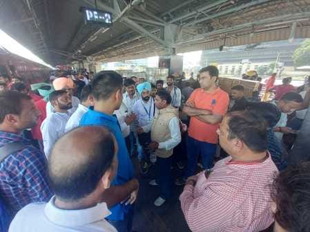 अंबाला छावनी रेलवे स्टेशन पर आपबीती सुनाते यात्री। संवाद अंबाला छावनी रेलवे स्टेशन पर आपबीती सुनाते यात्री। संवाद