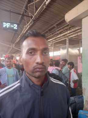 अंबाला छावनी रेलवे स्टेशन पर आपबीती सुनाते यात्री। संवाद अंबाला छावनी रेलवे स्टेशन पर आपबीती सुनाते यात्री। संवाद