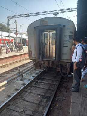अंबाला छावनी रेलवे स्टेशन पर आपबीती सुनाते यात्री। संवाद अंबाला छावनी रेलवे स्टेशन पर आपबीती सुनाते यात्री। संवाद
