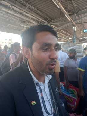 अंबाला छावनी रेलवे स्टेशन पर आपबीती सुनाते यात्री। संवाद अंबाला छावनी रेलवे स्टेशन पर आपबीती सुनाते यात्री। संवाद