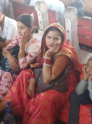 अंंबाला छावनी रेलवे स्टेशन पर टिकट दिखाते यात्री। संवाद
