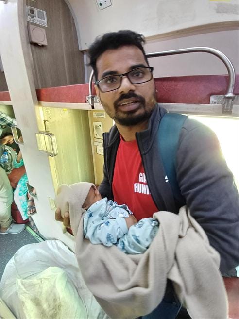 अंंबाला छावनी रेलवे स्टेशन पर टिकट दिखाते यात्री। संवाद