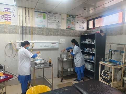 अंबाला कैंट के नागरिक अस्पताल में दिवाली को लेकर पहुंचे दवा के स्टॉल को लगाती हुई नर्सिंग ऑफिसर