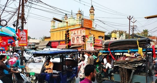 बहादुरगंज बाजार में लगा लंबा जाम। संवाद