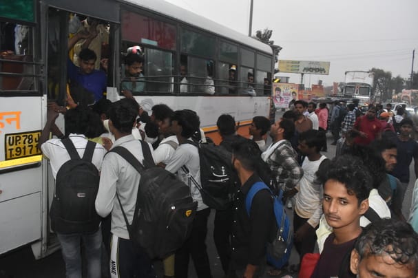 भूड़ चौराहे पर लगा जाम। संवाद भूड़ चौराहे पर लगा जाम। संवाद