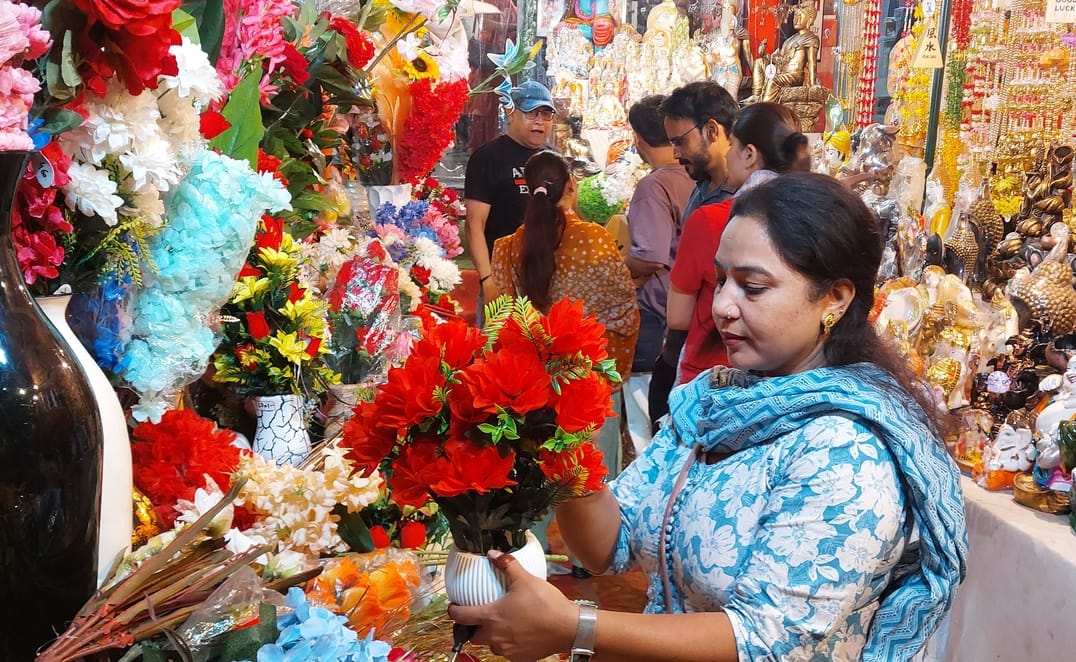 बिजनौर में दीपावली पर खरीदारी करती महिला। संवाद बिजनौर में दीपावली पर खरीदारी करती महिला। संवाद