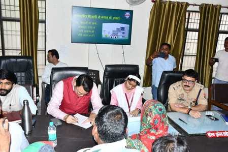 बिल्सी समाधान दिवस में फरियादियों की समस्याएं सुनते एडीएम ई अरुण कुमार। संवाद