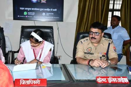 बिल्सी समाधान दिवस में फरियादियों की समस्याएं सुनते एडीएम ई अरुण कुमार। संवाद