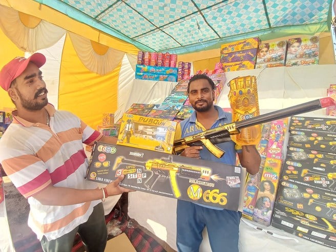 छावनी के गांधी मैदान में लगे पटाखों के स्टॉल।संवाद छावनी के गांधी मैदान में लगे पटाखों के स्टॉल।संवाद