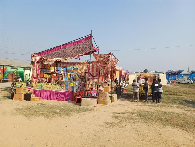 छावनी के गांधी मैदान में लगे पटाखों के स्टॉल।संवाद छावनी के गांधी मैदान में लगे पटाखों के स्टॉल।संवाद