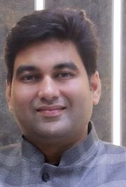 एलजी शोरूम पर खरीदारी करते लोग। संवाद एलजी शोरूम पर खरीदारी करते लोग। संवाद