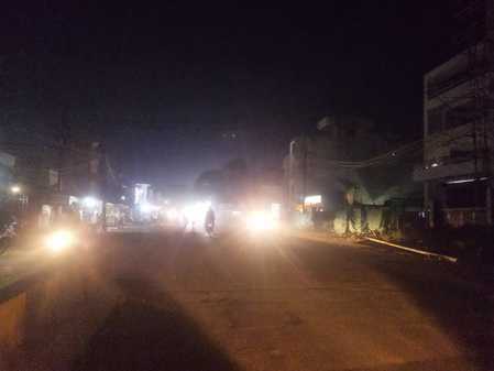 फोटो - 02 डीएम कॉलोनी रोड में रात आठ बजे फैला अंधेरा। संवाद