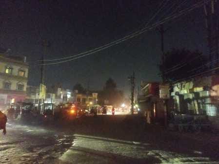 फोटो - 02 डीएम कॉलोनी रोड में रात आठ बजे फैला अंधेरा। संवाद