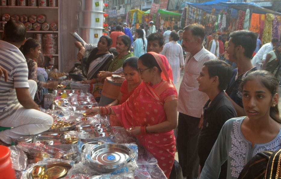 फोटो-10- माेमबत्तियां खरीदतीं महिलाएं। संवाद फोटो-10- माेमबत्तियां खरीदतीं महिलाएं। संवाद