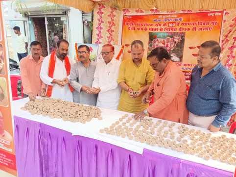 फोटो-10- माेमबत्तियां खरीदतीं महिलाएं। संवाद फोटो-10- माेमबत्तियां खरीदतीं महिलाएं। संवाद