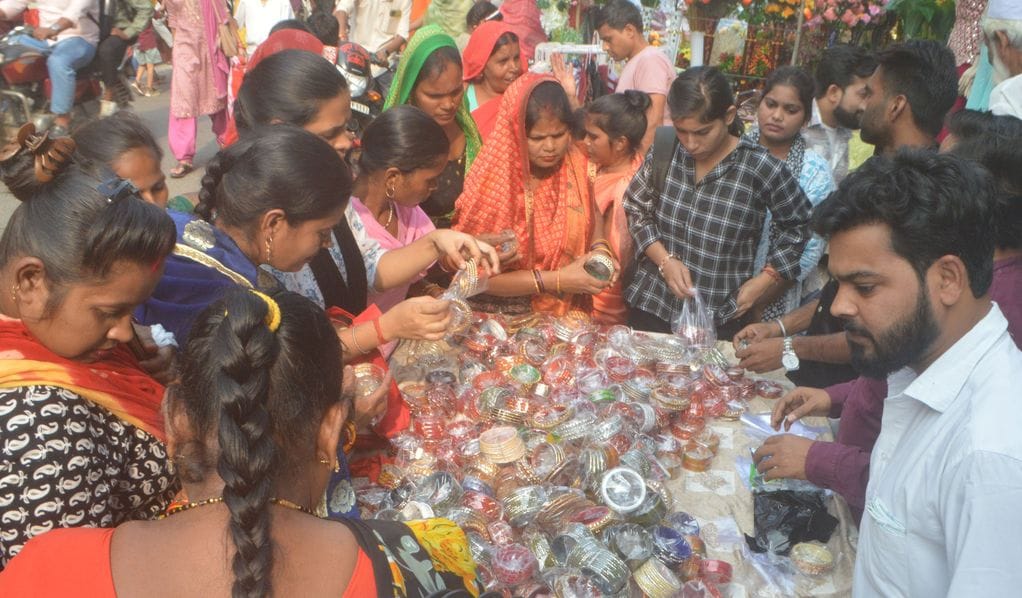 फोटो-10- माेमबत्तियां खरीदतीं महिलाएं। संवाद फोटो-10- माेमबत्तियां खरीदतीं महिलाएं। संवाद
