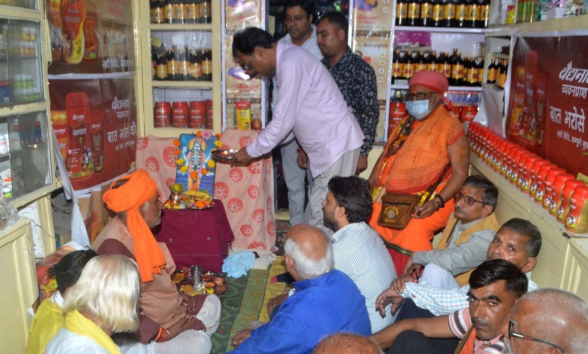 फोटो-10- माेमबत्तियां खरीदतीं महिलाएं। संवाद फोटो-10- माेमबत्तियां खरीदतीं महिलाएं। संवाद