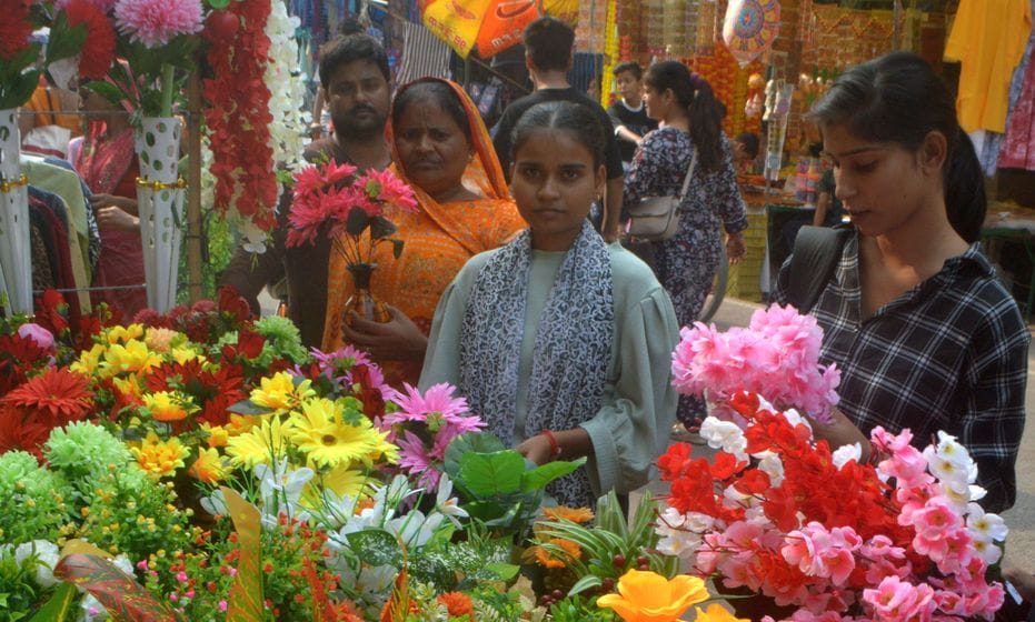 फोटो-10- माेमबत्तियां खरीदतीं महिलाएं। संवाद फोटो-10- माेमबत्तियां खरीदतीं महिलाएं। संवाद