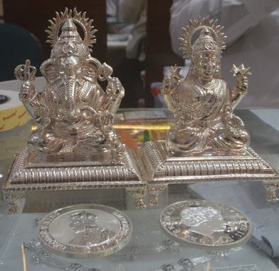 फोटो-10- माेमबत्तियां खरीदतीं महिलाएं। संवाद फोटो-10- माेमबत्तियां खरीदतीं महिलाएं। संवाद