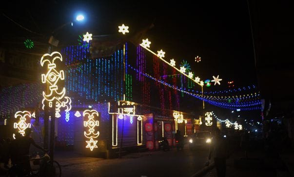 फोटो-10- माेमबत्तियां खरीदतीं महिलाएं। संवाद फोटो-10- माेमबत्तियां खरीदतीं महिलाएं। संवाद
