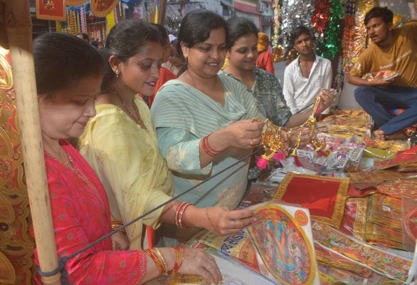फोटो-10- माेमबत्तियां खरीदतीं महिलाएं। संवाद फोटो-10- माेमबत्तियां खरीदतीं महिलाएं। संवाद