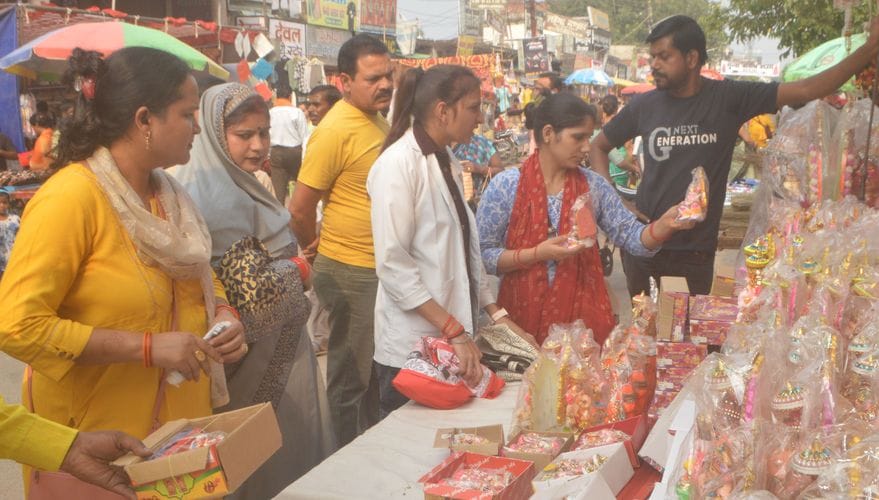 फोटो-10- माेमबत्तियां खरीदतीं महिलाएं। संवाद फोटो-10- माेमबत्तियां खरीदतीं महिलाएं। संवाद
