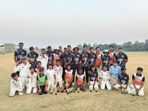 फोटो-12, डीके स्पोर्ट्स स्टेडियम फतेहगढ़ में शॉट मारता बल्लेबाज। स्रोत कोच