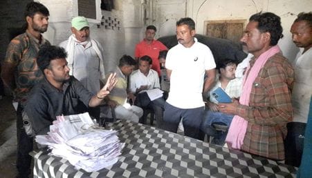 फोटो 17 एमएएचपी 08 परिचय-एसके महाविद्यालय जैतपुर परिसर में खाद के लिए टोकन लेने के लिए कतारोंं फोटो 17 एमएएचपी 08 परिचय-एसके महाविद्यालय जैतपुर परिसर में खाद के लिए टोकन लेने के लिए कतारोंं