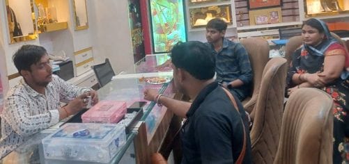 फोटो 17 एमएएचपी 11 परिचय-लक्ष्मी बजाज एजेंसी में धनतेरस को लेकर बिक्री के लिए खड़ी बाइकें। संवा