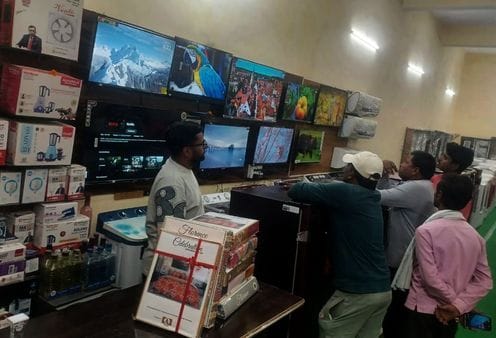फोटो 17 एमएएचपी 11 परिचय-लक्ष्मी बजाज एजेंसी में धनतेरस को लेकर बिक्री के लिए खड़ी बाइकें। संवा