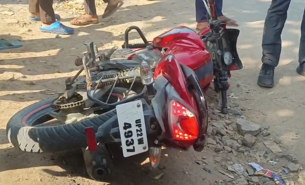 फोटो-20,घटना स्थल पर लगी भीड़ को हटाती पुलिस।संवाद