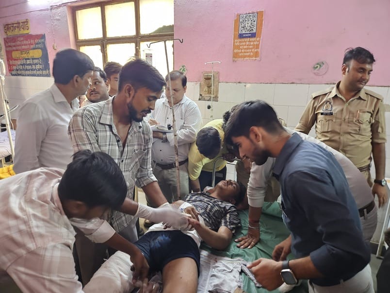 फोटो-20,घटना स्थल पर लगी भीड़ को हटाती पुलिस।संवाद