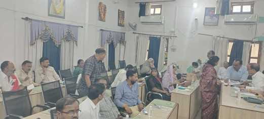 फोटो - 28 नगर पालिका परिसर में मौजूद पुलिस बल। संवाद फोटो - 28 नगर पालिका परिसर में मौजूद पुलिस बल। संवाद