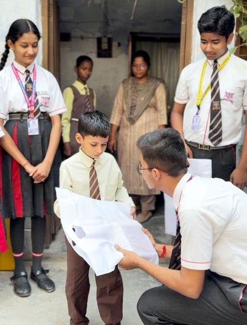 फोटो-39-छात्रों को भेंट प्रदान करते सेंट ज़ेवियर्स हाई स्कूल के छात्र। स्रोत परिजन फोटो-39-छात्रों को भेंट प्रदान करते सेंट ज़ेवियर्स हाई स्कूल के छात्र। स्रोत परिजन