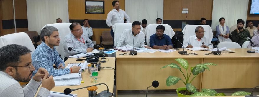 फोटो-47 बैठक को संबोधित करते डीएम रविंद्र सिंह और मौजूद अधिकारी। स्रोत-सूचना विभाग फोटो-47 बैठक को संबोधित करते डीएम रविंद्र सिंह और मौजूद अधिकारी। स्रोत-सूचना विभाग